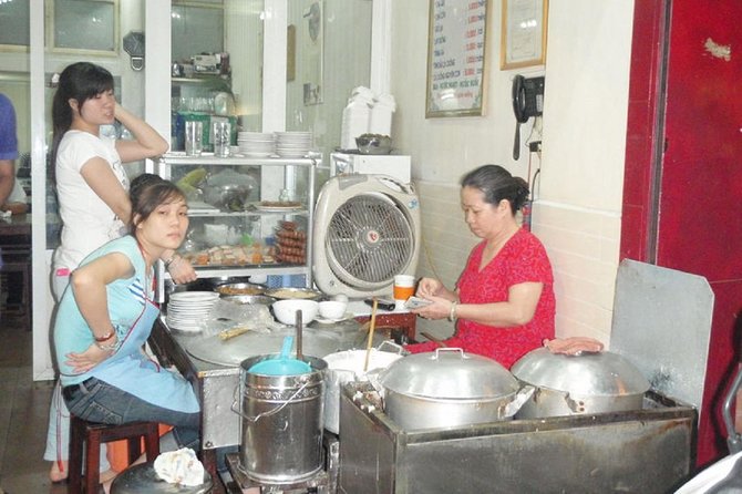 Hanoi Food on Foot: Walking Tour of Hanoi Old Quarter - Crossing streets and keeping up