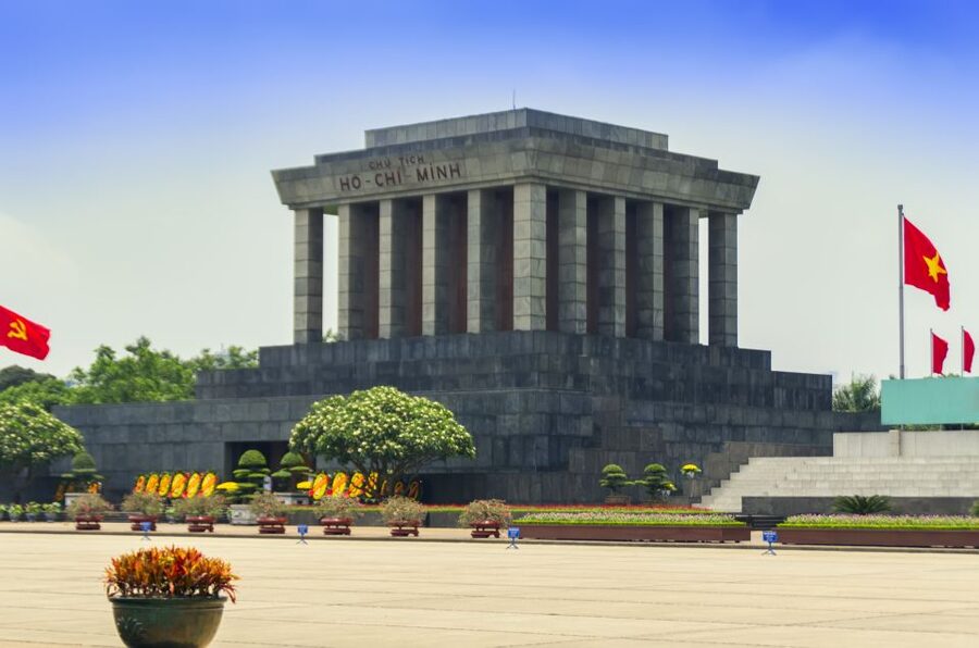 Hanoi: Full-Day City Tour and Water Puppet Show - Tran Quoc Pagoda and the calm edge of West Lake