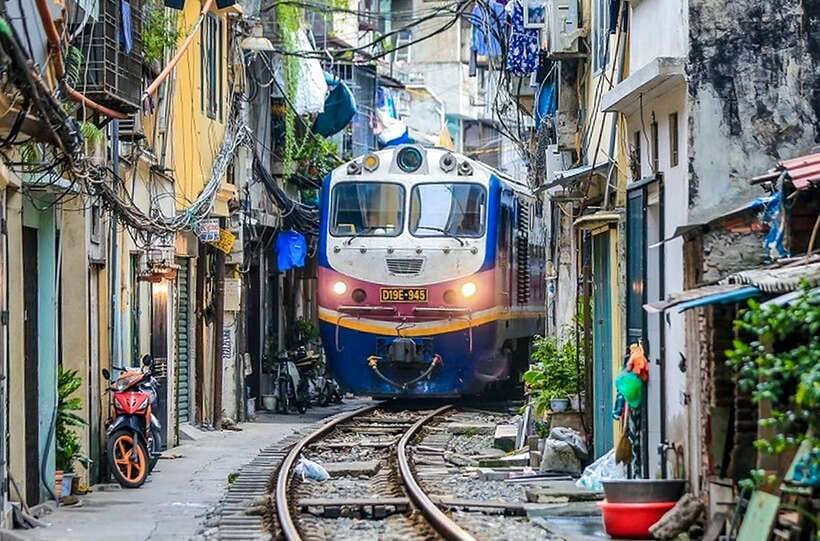 Hanoi: Guided Food Tour with Train Street Visit - Key points at a glance