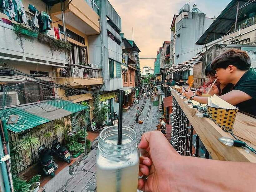 Hanoi: Guided Food Tour with Train Street Visit - Taxis, traffic, and the shape of the afternoon