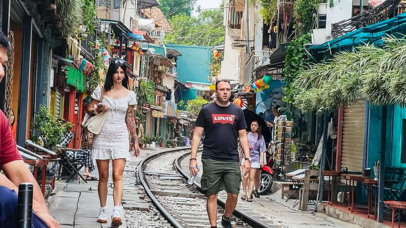Hanoi: Guided Food Tour with Train Street Visit - Guides who add more than restaurant directions