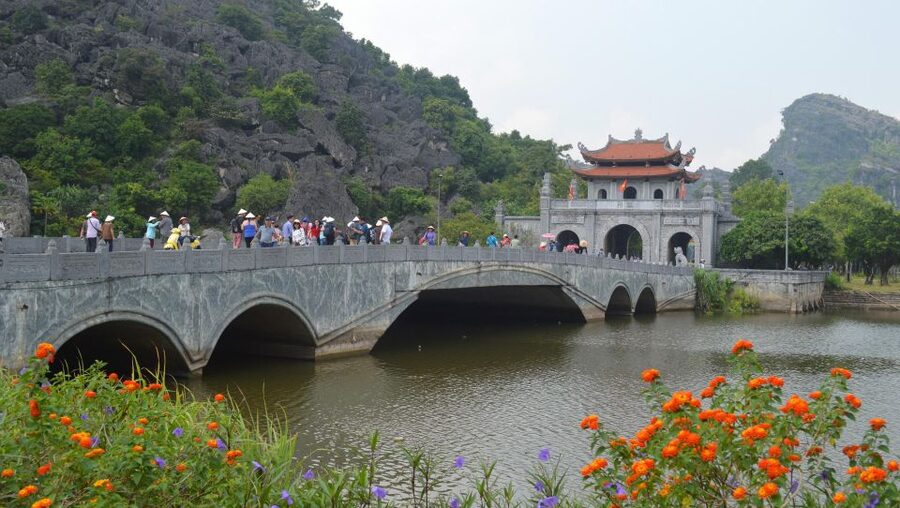 Hanoi: Guided Full-Day Hoa Lu, Trang An and Mua Cave Tour - Hoa Lu and the temples of Vietnam’s former capital