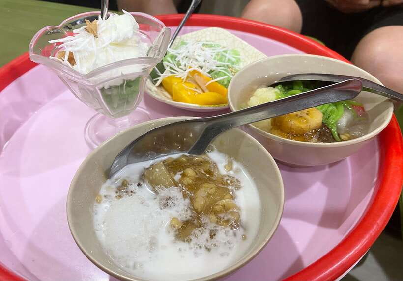 Hanoi: Guided Street Food Tour with Train Street Experience - Walking through the neighborhood before Train Street