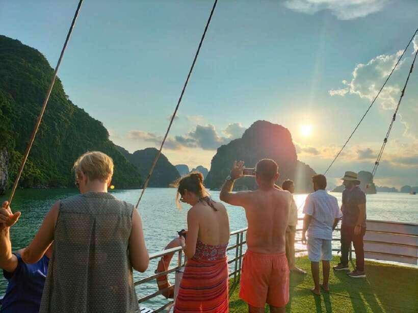 Hanoi: Ha Long Bay Day Cruise - Swimming, Meal, Kayaking - Sung Sot Cave and its strange stone shapes