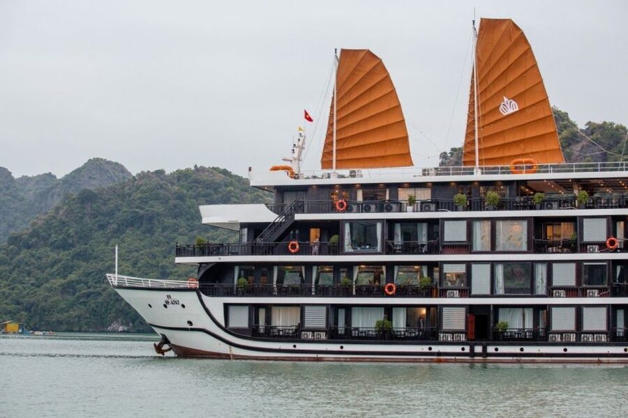 Hanoi: Halong Bay 2-Day 5-Star Balcony Cruise & Bathtub - Morning Tai Chi and a second water outing