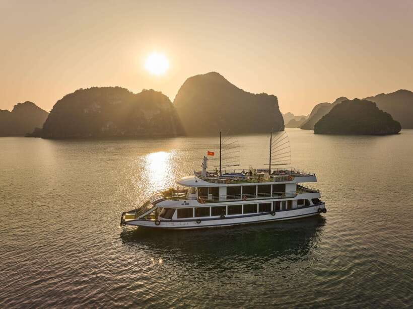 Hanoi: Halong Bay Cruise, Amazing Cave, Titov Island & Kayak - Lunch with Halong Bay views