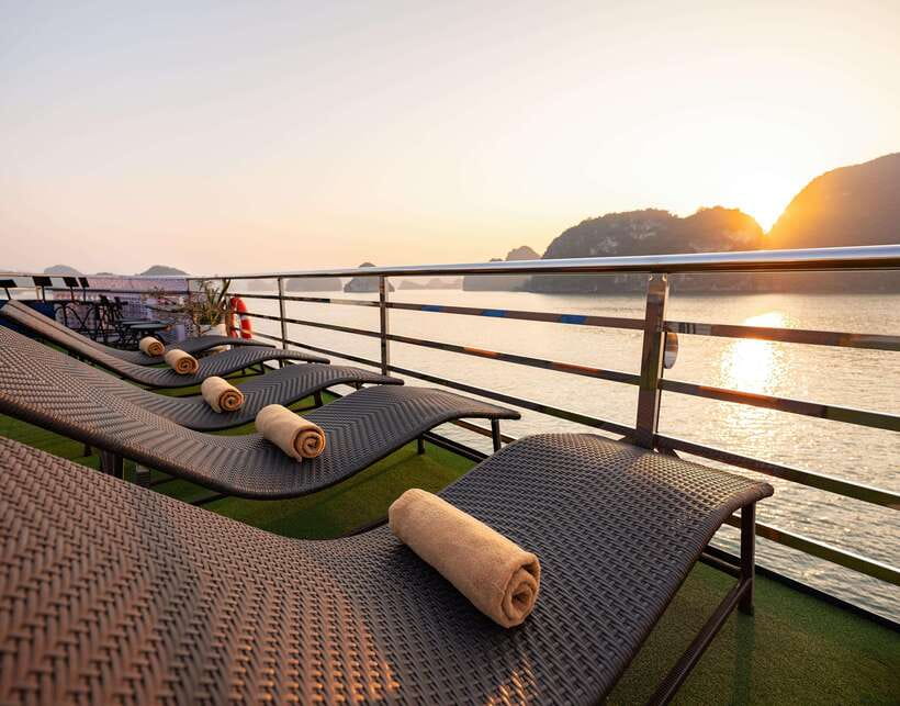 Hanoi: Halong Bay Cruise, Amazing Cave, Titov Island & Kayak - The sunset party on the return cruise