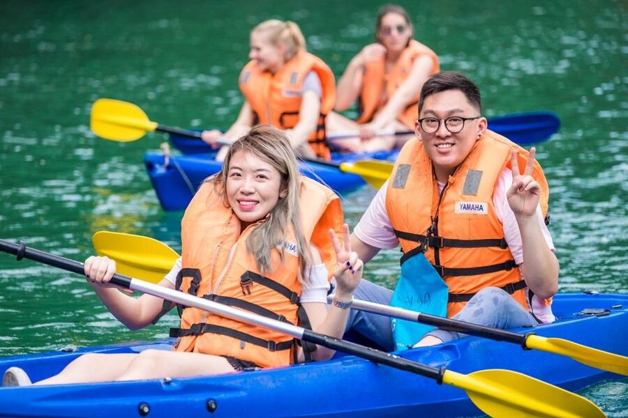 Hanoi: Halong Bay Day Trip with Titop Island, Cave, & Kayak - Titop Island, a choice between steps and sea