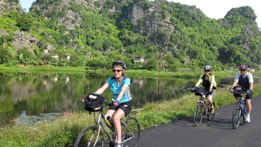 Hanoi: Hoa Lu, Trang An, and Mua Cave Full-Day Trip - A buffet lunch with useful vegetarian choices