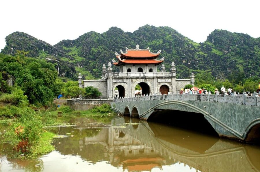 Hanoi: Hoa Lu, Trang An, and Mua Cave Full-Day Trip - The guides and how they shape the experience