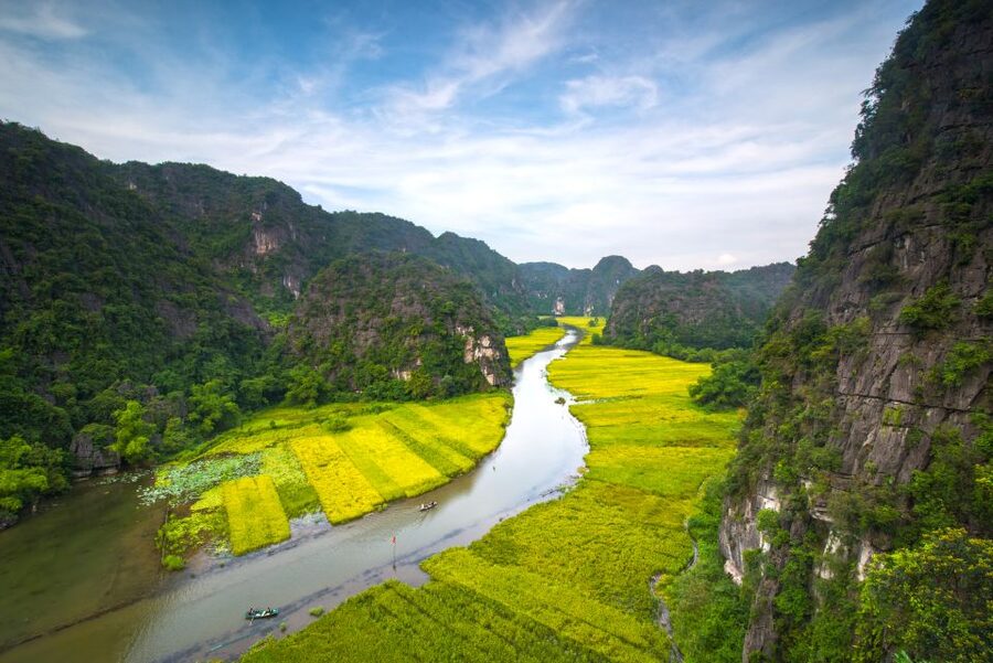 Hanoi: Hoa Lu, Trang An Caves & Mua Cave Day Trip and Lunch - Trang An by sampan through four caves