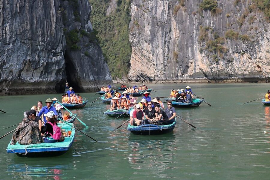 Hanoi: Islands & Caves Ha Long Cruise with Lunch & Kayaking - Guide quality can shape the whole day