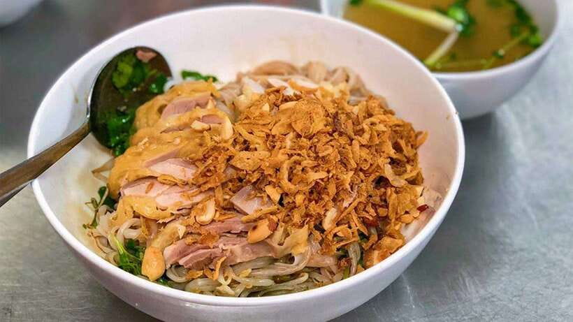 Hanoi: Michelin Guide Street Food Walking Tour - Meeting your guide at Bat Su Street