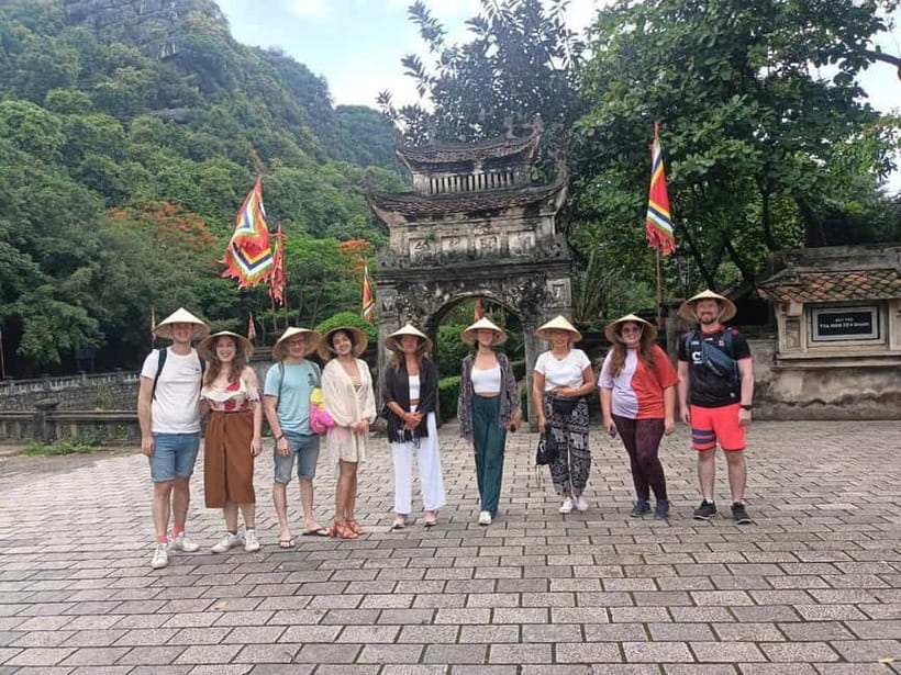 Hanoi/Ninh Binh: 1-Day Tam Coc/Trang An, Hoa Lu & Mua Caves - Lunch at the restaurant