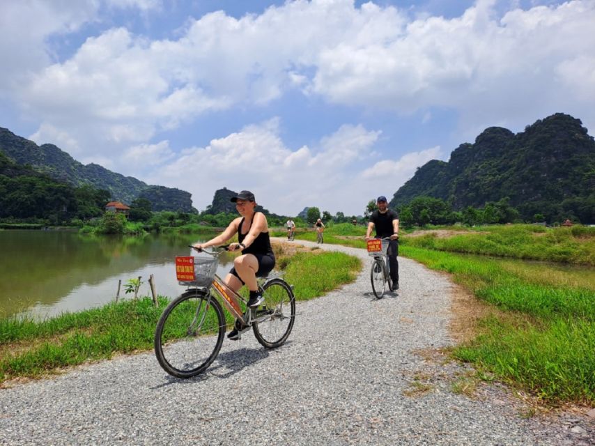 Hanoi: Ninh Binh, Hoa Lu, Tam Coc and Mua Cave Day Trip - A short bicycle ride through the countryside