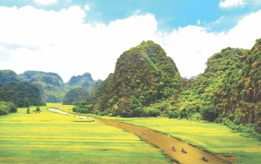 Hanoi: Ninh Binh, Hoa Lu, Tam Coc and Mua Cave Day Trip - Guide quality and the feel of the day