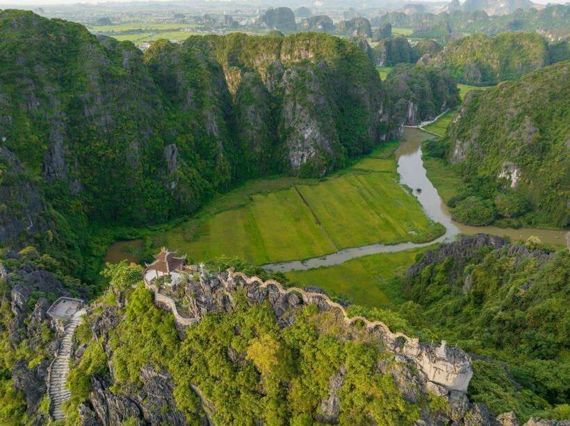 Hanoi: Ninh Binh- Hoa Lu - Trang An - Mua Cave - Best Seller - The Mua Cave climb and Lying Dragon Mountain