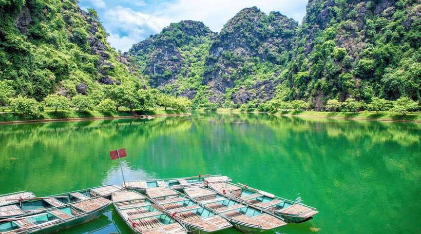 Hanoi: Ninh Binh, Tam Coc, Mua Cave & Hoa Lu with cycling - The Hanoi pickup and long ride south