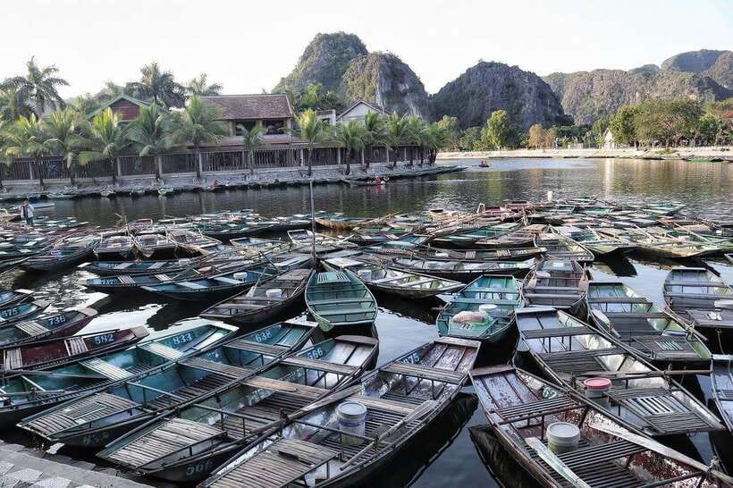 Hanoi: Ninh Binh, Tam Coc, Mua Cave & Hoa Lu with cycling - A 30-dish buffet at midday