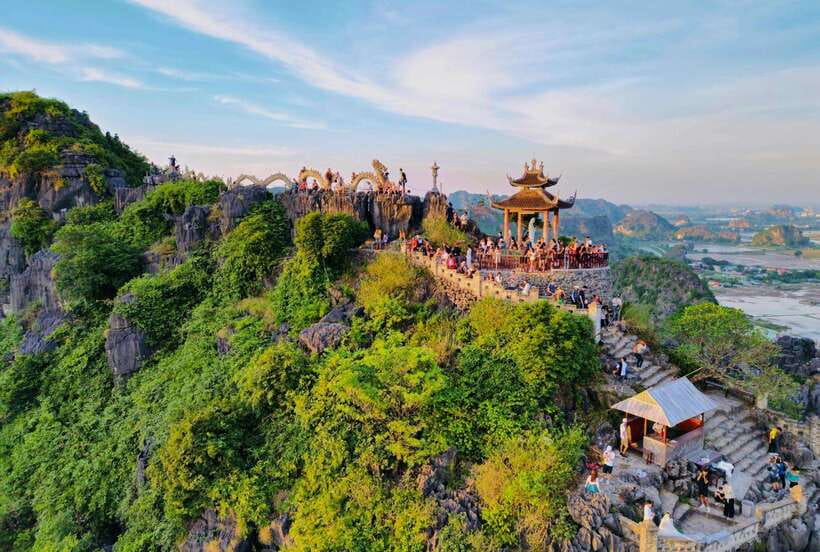 Hanoi: Ninh Binh, Trang An, Mua Cave and Bai Dinh Pagoda - Guides, group size, and the value of organization