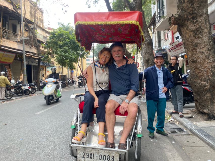Hanoi: Old Quarter Trishaw Cyclo Tour - Dong Xuan Market brings the street life close