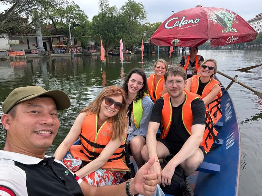 Hanoi: Perfume Pagoda - Yen Stream Boat Ride, Lunch & Cave - Drifting down Yen Stream by bamboo boat
