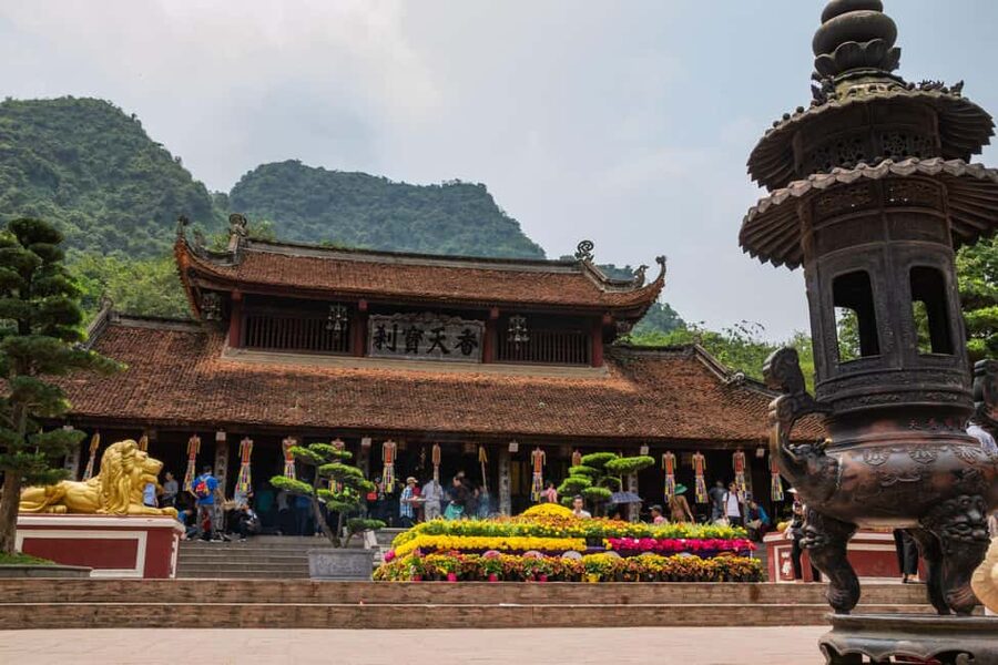 Hanoi: Perfume Pagoda - Yen Stream Boat Ride, Lunch & Cave - Walking toward Huong Tich Cave
