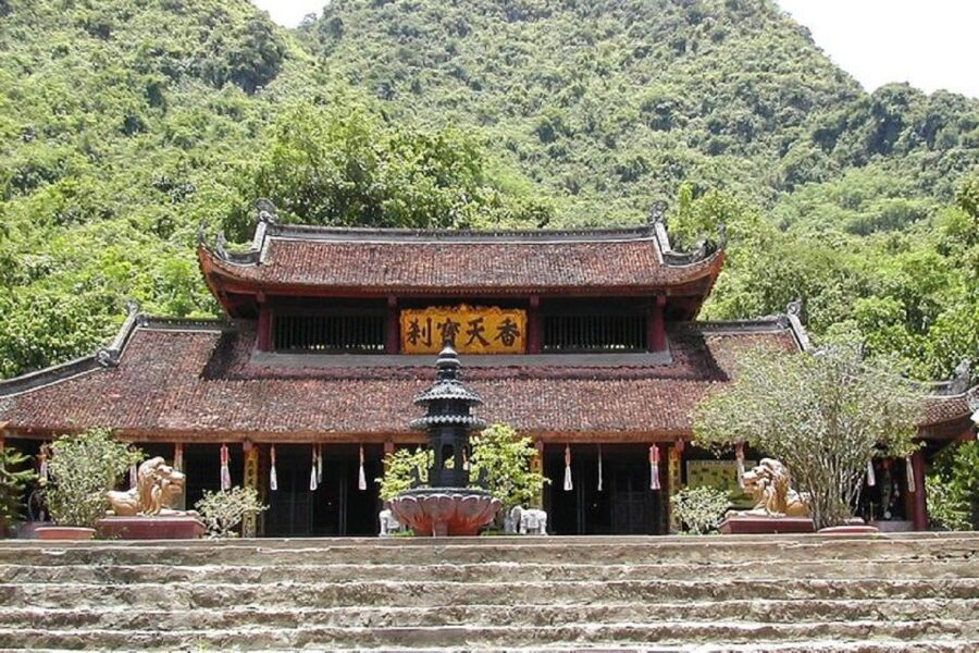 Hanoi: Perfume Pagoda - Yen Stream Boat Ride, Lunch & Cave - Inside the cave pagoda