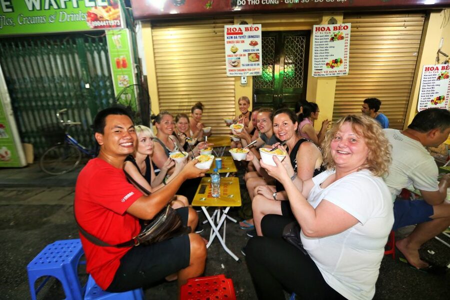 Hanoi: Street Food Experience with 5 Food Stops - Starting among the stalls at Dong Xuan Market