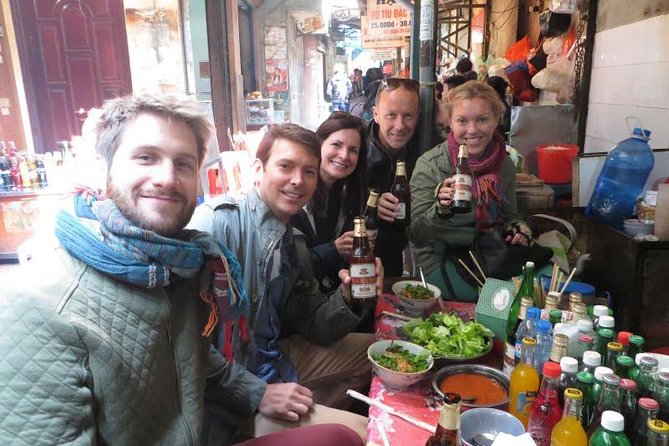 Hanoi Street Food: Small Group Walking Tour with Real Foodie - Hang Be market and the streets between meals