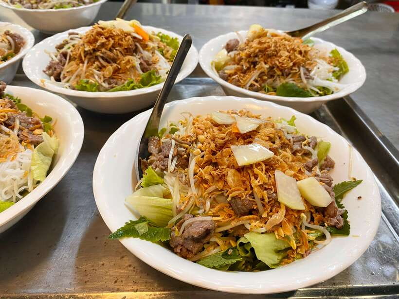 Hanoi: Vietnamese Street Food Tour with Egg Coffee - Meeting at Cafe Dinh and finding the group