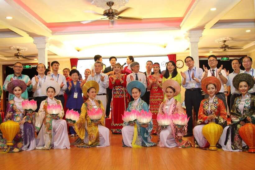 HCM: Saigon River Dinner Cruise - Vietnamese dinner, buffet choices, and live music