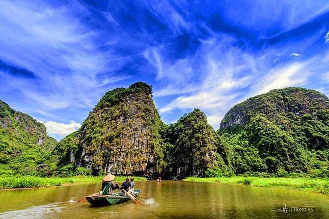 Highlight Ninh Binh Full Day Tour Tam Coc Boat, Mua Cave, Hoa Lu - Cycling through a Ninh Binh village