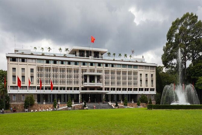 Ho Chi Minh City: Highlights & Hidden Gems - Free Walking Tour - People’s Committee Building and Nguyen Hue