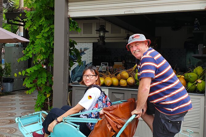 Ho Chi Minh City private walking tours with young local volunteers - District 10: flowers, food, and apartment life