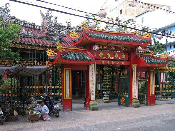 Ho Chi Minh City private walking tours with young local volunteers - The best feature: changing the plan as you go