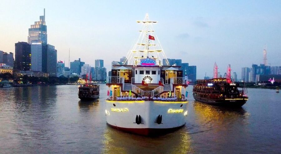 Ho Chi Minh: Private City Tour and Dinner Cruise with Buffet - Two ways to see Saigon after dark