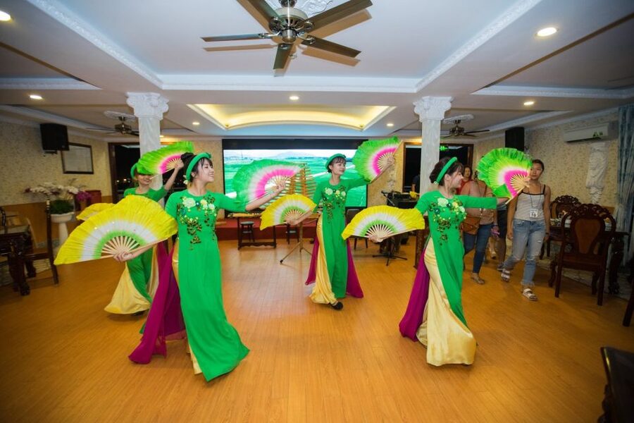 Ho Chi Minh: Private City Tour and Dinner Cruise with Buffet - What dinner and the show are really like