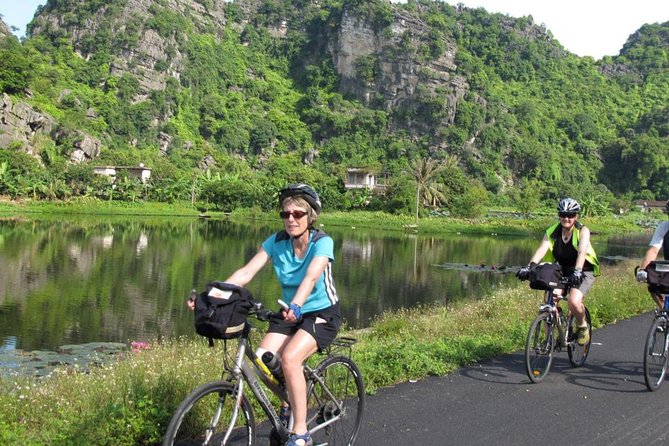 Hoa Lư Tam Coc & Mua Cave full day Including Buffets Lunch - Vietnamese buffet lunch beside the Tam Coc wharf