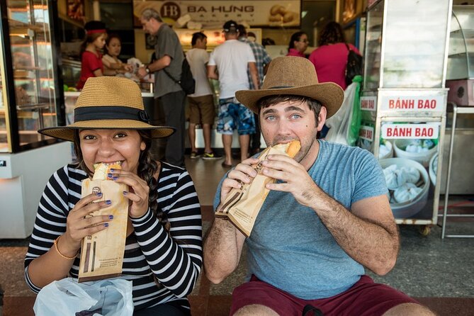 Hoi An at Sunset: Authentic Local Street Food Tour - The first bite: Hoi An banh mi