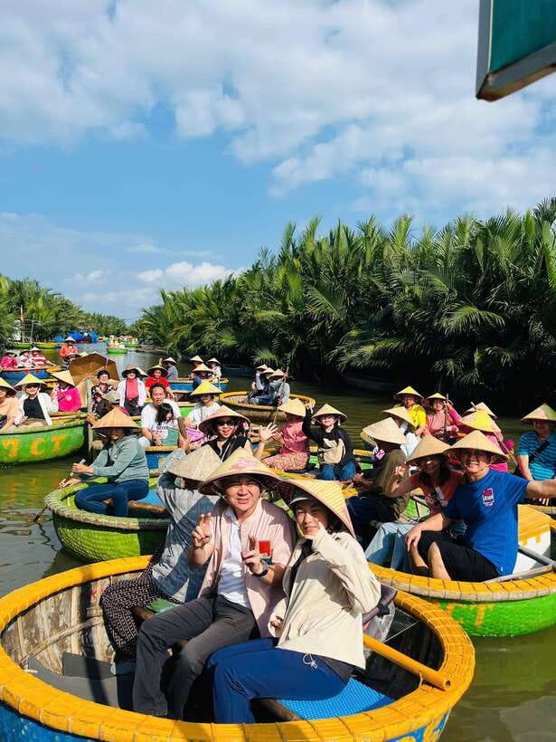 Hoi An: Basket Boat Ride in the BẢY MẪU Coconut Forest - Learning to paddle a round basket boat