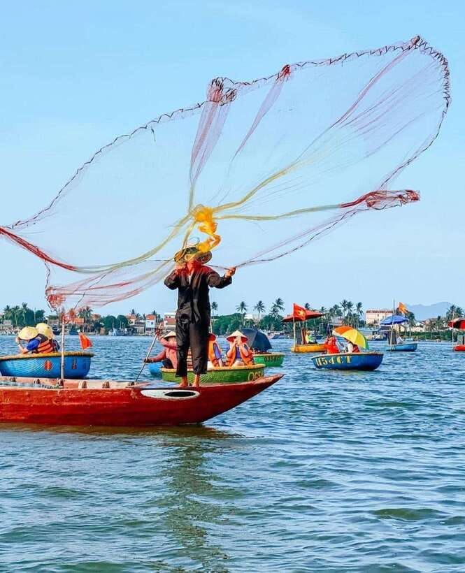 Hoi An: Basket Boat Ride in the BẢY MẪU Coconut Forest - Photos, singing, and the playful side of the ride