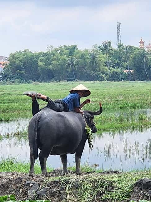 Hoi An: Countryside Villages and River Islands Private Tour - Weaving reed mats in a quiet village