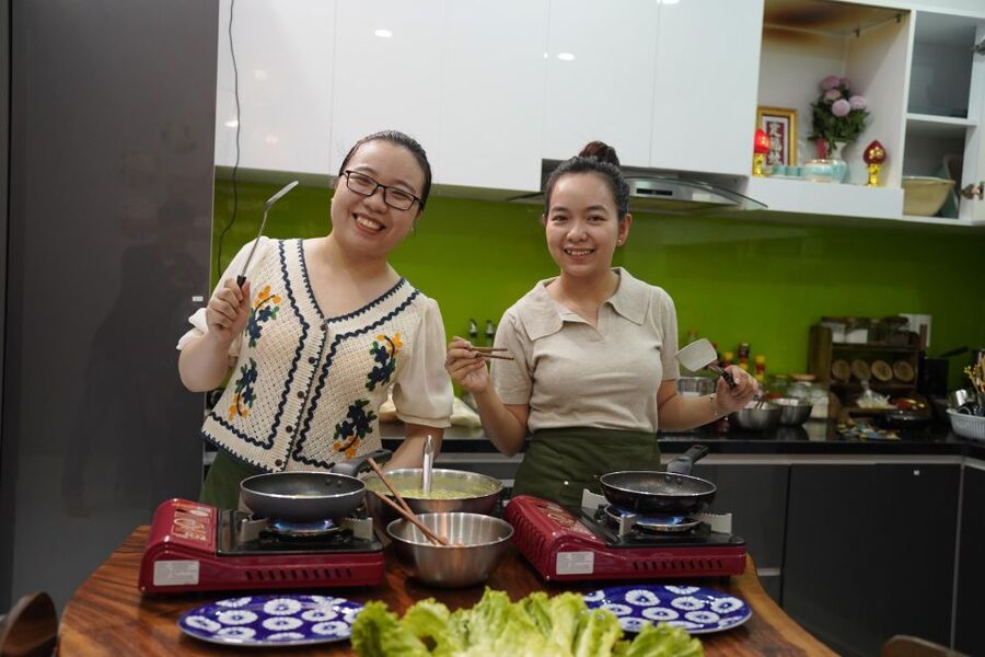 Hoi An/Da Nang: Vietnamese Cooking Class with Transportation - Guides, group size, and the feel of the lesson