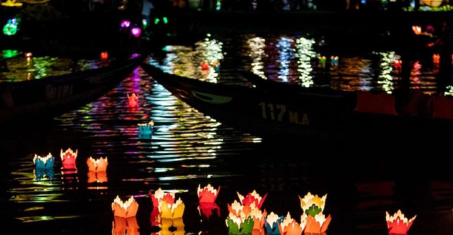 Hoi An : Hoai River Boat Trip by Night and Floating Lantern - Lighting and releasing your paper lantern