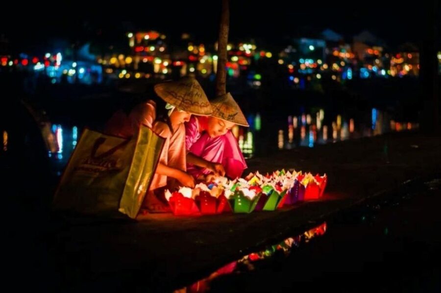 Hoi An : Hoai River Boat Trip by Night and Floating Lantern - The 10 to 15 minute cruise on the Thu Bon River