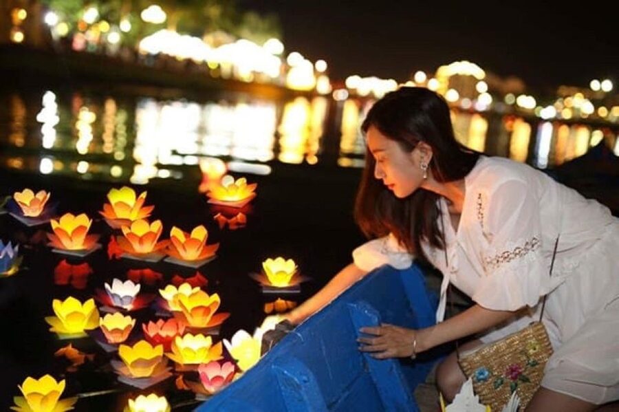 Hoi An : Hoai River Boat Trip by Night and Floating Lantern - Who will enjoy this experience most
