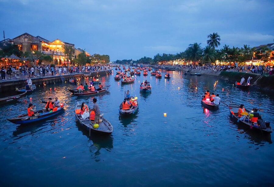 Hoi An Lantern Boat Ride on the Thu Bon River - Meeting at the Kazimierz Kwiatkowski bust