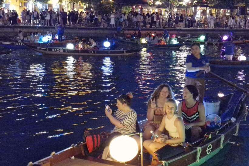 Hoi An : Lantern Boat Trip & Release Lantern - How the experience compares with a normal old-town walk