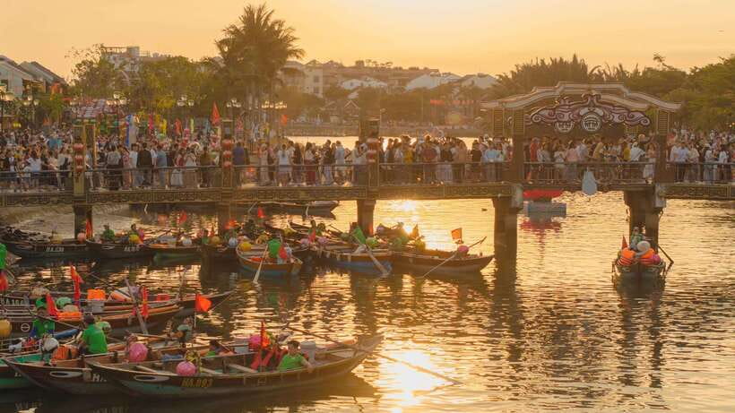 Hoi An : Lantern Boat Trip & Release Lantern - What you see from An Hoi Bridge to the night pier